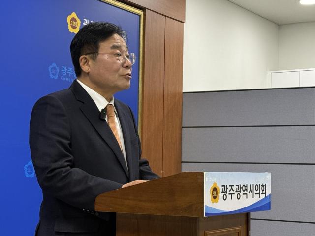 이병훈 호남발전특위 수석 부위원장이 16일 광주시의회에서 기자회견을 열고 전남광주특별시장 경선에 불참하겠다고 밝히고 있다 사진독자