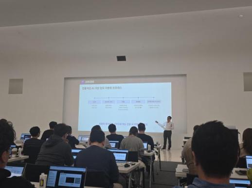 [르포] 금융사도 AI 문해력 경쟁…현대카드 리더 전원 코딩 수업