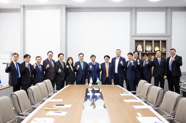 우즈벡 상공회의소 관계자들과 기념사진을 촬영하고 있는 평택시 방문단 사진평택시