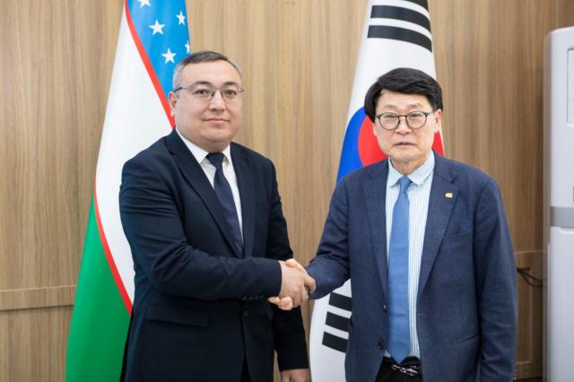 이강선 평택상공회의소 회장사진 오른쪽과 셰르조드 율다셰프 페르가나 상공회의소 회장 각 회의소 회원사 간 비즈니스 미팅이 13일 이루어졌다 사진평택시