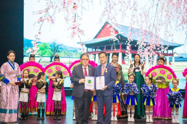 빅토르 박사진 왼쪽 우즈벡 고려인협회장이자 우즈벡 국회 부의장으로부터 ‘우호협력 훈장’을 받는 정장선 시장 사진평택시