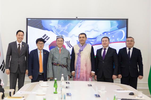 페르가나 주정부와의 간담회 이후 기념사진을 촬영하고 있는 평택시 방문단왼쪽부터 김창건 평택시 정책고문 이강선 평택상공회의소 회장 정장선 평택시장 카이룰로 보조로프 페르가나 주지사 셰르조드 율다셰프 상공회의소 회장 사진평택시