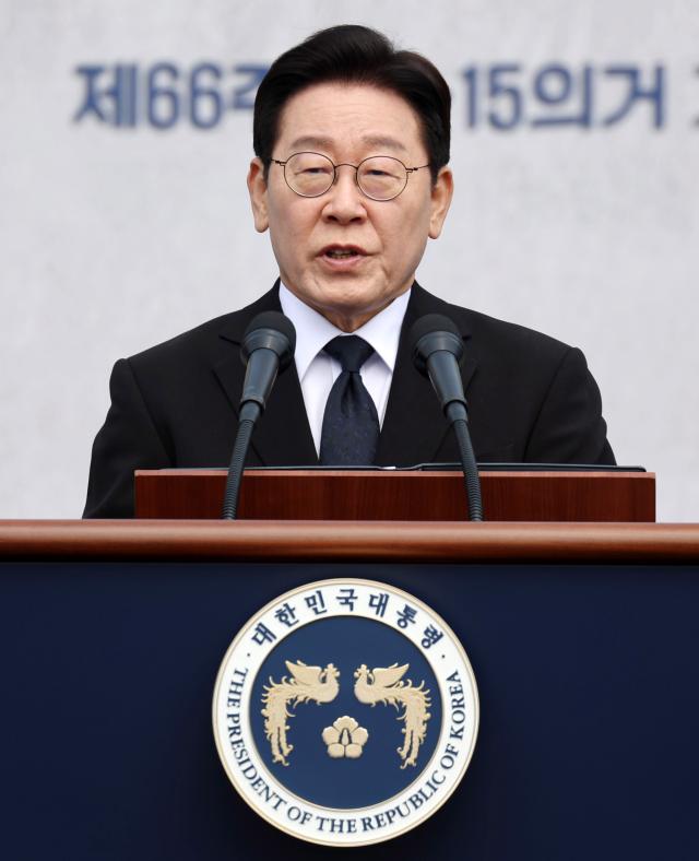 이재명 대통령이 15일 경남 창원시 마산회원구 국립 3·15 민주 묘지에서 열린 제66주년 3·15의거 기념식에서 기념사를 하고 있다 사진연합뉴스