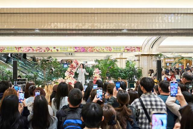 뮤지컬 배우 마이클리가 2025년 블루밍 콘서트 당시 신세계백화점 강남점 지하1층에서 공연하고 있는 모습 사진신세계백화점