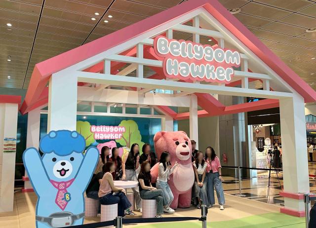 롯데홈쇼핑이 싱가포르 창이공항에서 자체 캐릭터 벨리곰의 대형 전시와 체험형 팝업을 선보이고 있다 사진롯데홈쇼핑