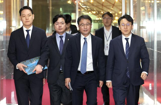 더불어민주당 한병도 원내대표를 비롯한 원내지도부가 16일 국정조사와 관련한 논의를 하기 위해 국회 의장실에 입장하고 있다 왼쪽부터 김한규 원내정책수석 김현정 원내대변인 한 원내대표 천준호 원내운영수석사진연합뉴스