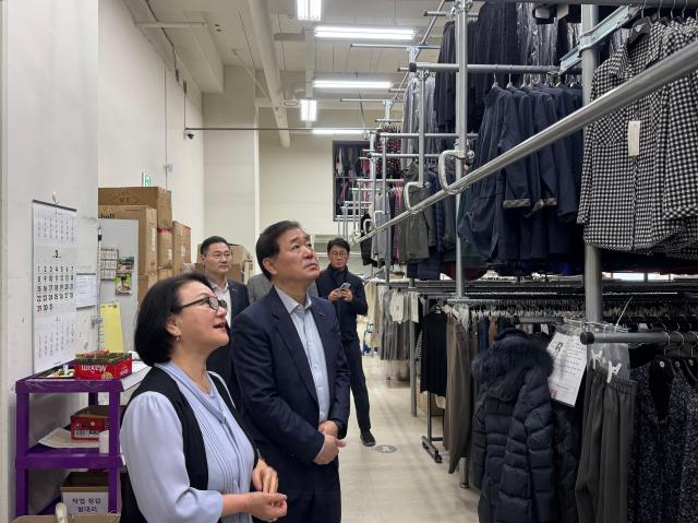 이태식 한국중소벤처기업유통원 대표앞줄 오른쪽 2번가 13일 경기 성남시 네오킴 본사의 내부 시설을 둘러보고 있다 사진한유원