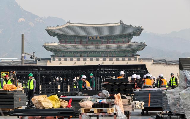 As the comeback performance of BTS approaches in five days staff install stage structures at Gwanghwamun Square in central Seoul on March 16 2026 AJP Yoo Na-hyun 20260316