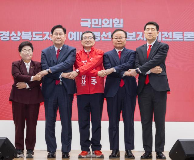 국민의힘 경북도지사 예비후보로 나선 임이자 의원왼쪽부터 최경환 전 경제부총리 백승주 전 의원 김재원 최고위원 이강덕 전 포항시장이 16일 서울 영등포구 국민의힘 중앙당사에서 열린 2026년 지방선거 국민의힘 경북도지사 예비경선 비전토론회를 앞두고 기념촬영을 하고 있다 사진연합뉴스