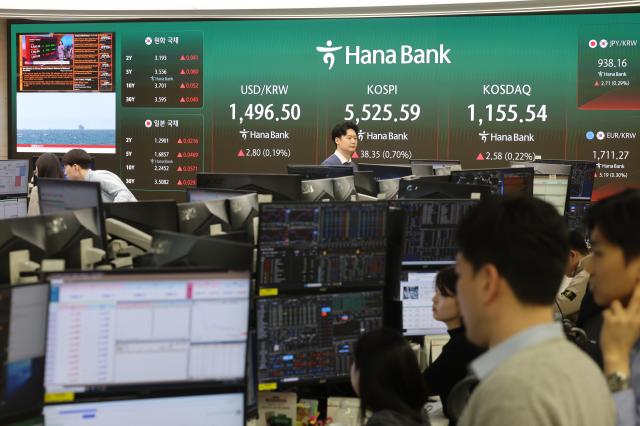 Employees work at the Hana Bank dealing room in Seoul on March 16 a day the KOSPI opened higher The KOSPI closed up more than 1 at 554985 but the market remained weak as the Korean won ended at 14969 per dollar and the 10-year government bond yield stayed around 37 Yonhap
