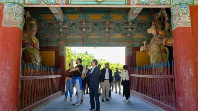 Du khách nước ngoài tham quan chùa Bulguksa ẢnhCục Văn hóa và Du lịch Gyeongbuk