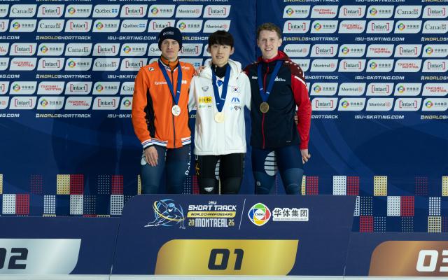 Lim Jong-eon (center) won gold in the men’s 1,000 meters at the 2026 ISU Short Track World Championships, posting 1:25.805 to beat Jens van ’t Wout of the Netherlands (1:26.315) and Niall Treacy of Britain (1:26.660). Photo: Yonhap/Reuters