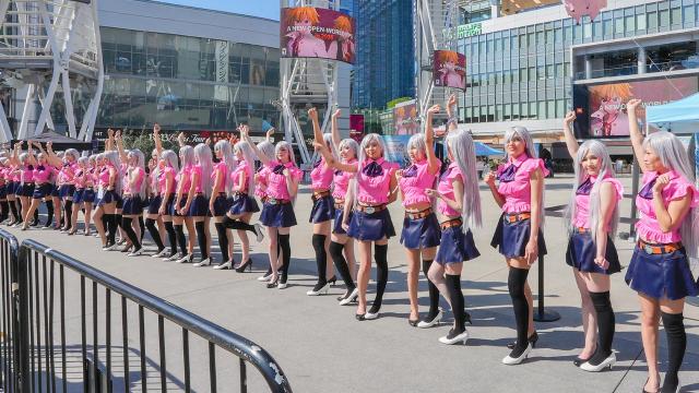 넷마블이 미국 LA에서 진행한 엘리자베스 이벤트에서 일곱 개의 대죄 IP 핵심 캐릭터인 엘리자베스로 코스플레이한 사람들이 자세를 취하고 있다 사진넷마블