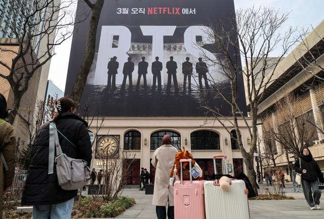 외국인관광객들이 광화문 광장 인근에 마련된 방탄소년단BTS 홍보 현수막을 쳐다보고 있다 사진AJP 유나현 기자