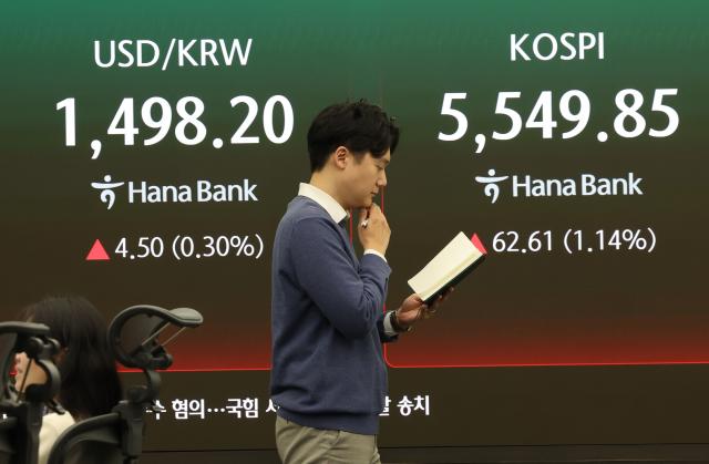 16일 서울 중구 하나은행 딜링룸 전광판에 환율과 코스피가 표시돼있다 사진연합뉴스