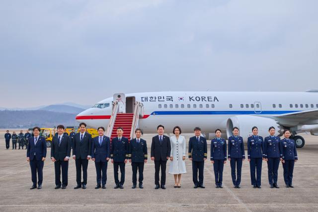 이재명 대통령과 김혜경 여사가 15일 경기 성남 서울공항에서 진행된 신형 공군 2호기 개통 행사에서 관계자들과 기념 촬영을 하고 있다 사진청와대
    