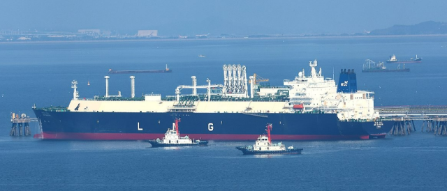 지난 4일 인천 연수구 송도 한국가스공사 인천생산기지 터미널에 LNG 수송선이 정박해 있는 모습 사진연합뉴스