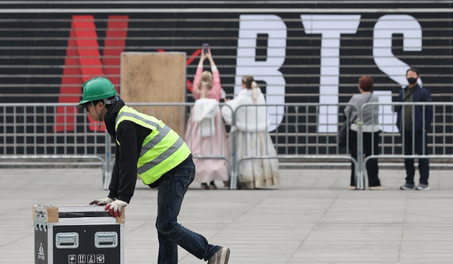 BTS 컴백 공연이 닷새 앞으로 다가온 16일 서울 광화문광장에서 관계자들이 이동하고 있다 사진연합뉴스