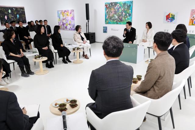 이재명 대통령과 김혜경 여사가 지난 15일 경남 창원시 마산합포구 창동예술촌 아트센터에서 창원 지역예술인과 차담회를 하고 있다 사진연합뉴스
