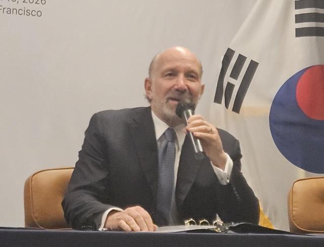 한국 땅에 미국의 인공지능AI이 들어가는 거죠 이것이야말로 도널드 트럼프 행정부가 이루려는 미국의 AI 리더십입니다 하워드 러트닉 상무장관은 16일현지시간 샌프란시스코 내셔널 AI센터에서 열린 신세계그룹과 미국 스타트업 리플렉션 AI 간 한국 소버린주권 AI 팩토리 건립을 위한 전략적 파트너십 협약MOU에 참석해 이같이 말했다사진연합뉴스