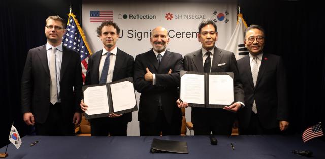한국 소버린 AI 팩토리 건립을 위한 전략적 파트너십 MOU 행사
미국 샌프란시스코에서 16일현지시간 열린 신세계그룹과 리플렉션 AI의 한국 소버린 AI 팩토리 건립을 위한 전략적 파트너십 MOU 행사 협약식 사진 왼쪽부터 요아니스 안토노글루 리플렉션 AI 공동창업자 미샤 라스킨 리플렉션 AI CEO 하워드 러트닉 미국 상무부 장관 정용진 신세계그룹 회장 임영록 신세계그룹 경영전략실장사장사진연합뉴스