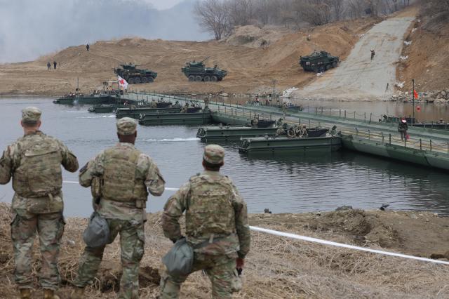 14일 경기도 연천군 임진강에서 실시된 한미연합 도하훈련에서 주한미군 장병들이 부교를 건넌 스트라이커 장갑차를 바라보고 있다 사진연합뉴스