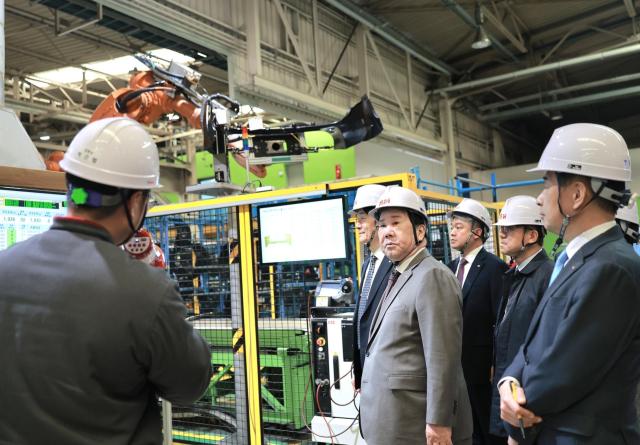 우오현 SM그룹 회장은 구미공장서 사장단 회의…로봇 자동화 생산 등 모색jpg