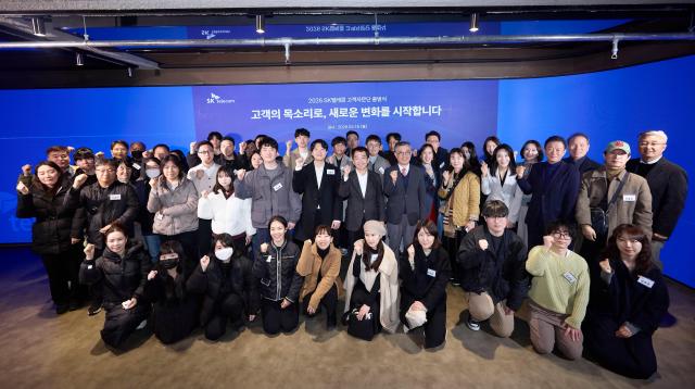 SKT 고객자문단이 16일 T팩토리 성수에서 고객자문단 출범식을 마치고 기념 촬영을 하고 있다 사진 2열 왼쪽부터 일곱 번째 한명진 SKT MNO CIC장 여덟 번째 안완기 고객신뢰위원회 위원장사진SKT