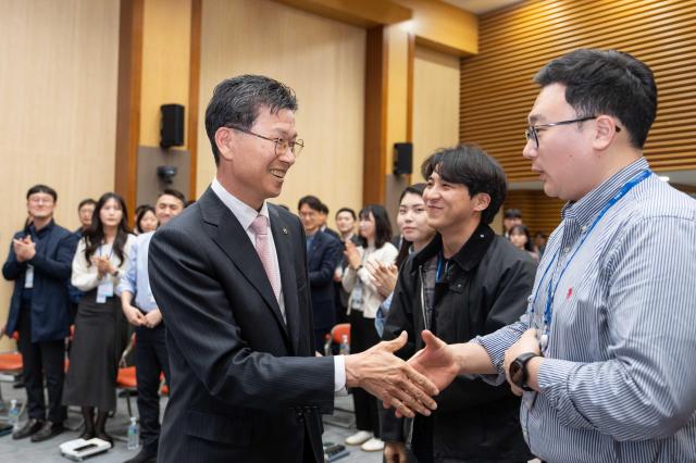 NH변화선도 Speak-Up 소통행사에 참석한 강태영 NH농협은행장이 NH변화선도팀 직원들과 인사를 나누고 있다 사진농협은행
