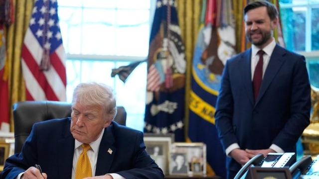 밴스 부통령오른쪽과 트럼프 대통령 사진AP 연합뉴스