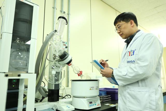 경과원 바이오산업본부 최춘환박사가 밀싹 추출물의 기능성을 입증하기 위해 농축기를 활용하여 실험을 진행하고 있다 사진경과원