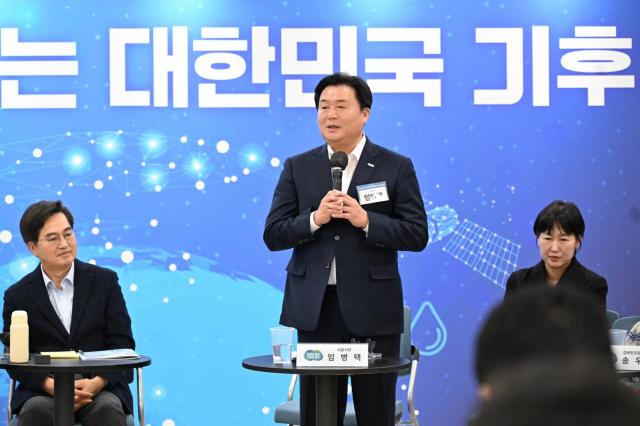 지난 16일 시흥시근로자종합복지관에서 열린 ‘도민 참여형 기후정책 타운홀 미팅’ 행사에서 임병택 시장이 축사를 하고 있다 사진시흥시