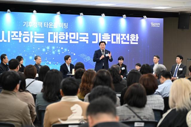 16일 시흥시근로자종합복지관에서 열린 ‘도민 참여형 기후정책 타운홀 미팅’ 행사에서 임병택 시장이 축사를 하고 있다 사진시흥시