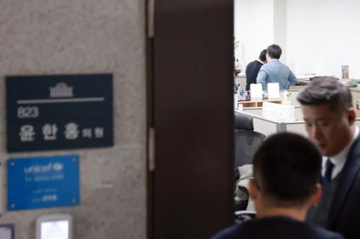 종합특검, 관저 이전 의혹 윤한홍 이틀째 압수수색...국방부·행안부 포함