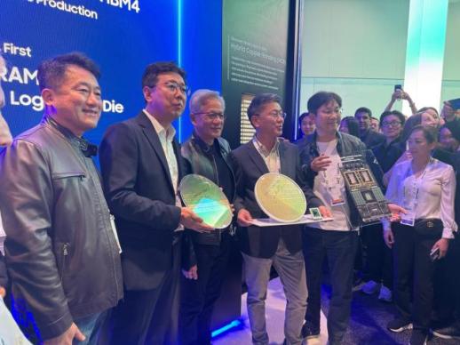 [GTC 2026] 젠슨 황, 삼성 부스 방문해 가자 삼성…삼성 세계 최고 연호