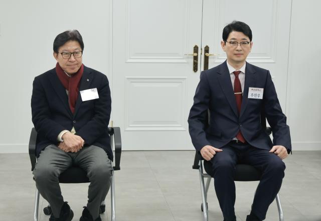 6·3 지방선거에서 부산시장에 도전하는 박형준 부산시장왼쪽과 주진우 국민의힘 의원이 지난 11일 서울 영등포구 국민의힘 중앙당사에서 열린 광역단체장 후보 면접에 참석해 시작을 기다리고 있다 사진연합뉴스