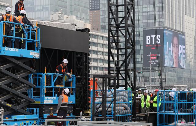 16일 서울 광화문광장에서 관계자들이 BTS 공연 무대 설치 작업을 하고 있다 사진연합뉴스