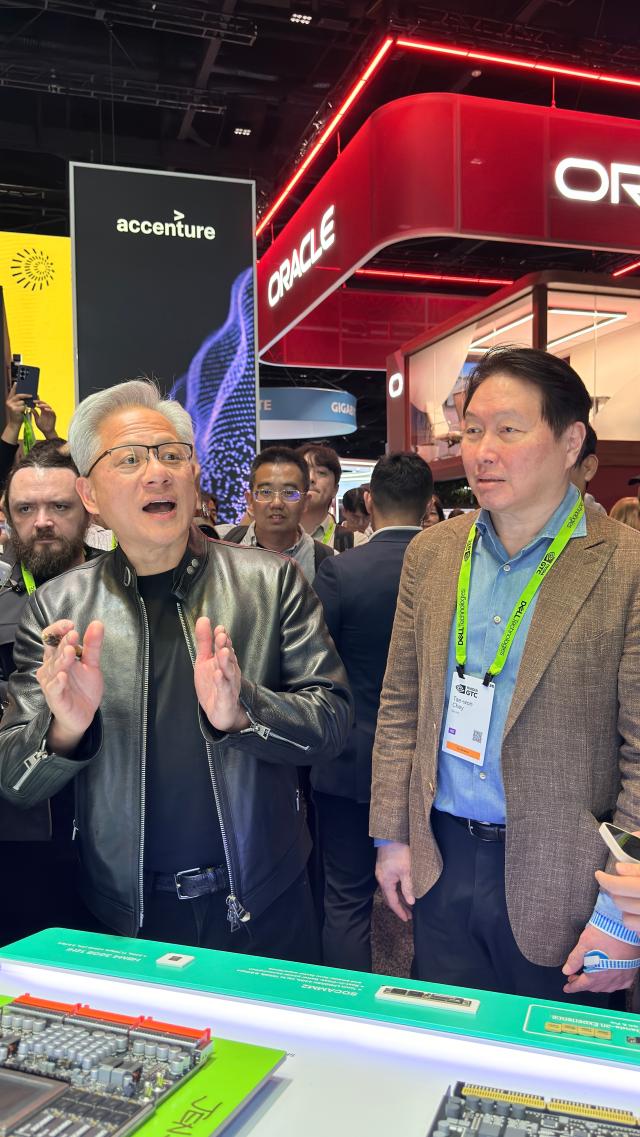 최태원 SK그룹 회장오른쪽과 젠슨 황 엔비디아 최고경영자CEO가 16일현지시간 미국 캘리포니아주 새너제이에서 개막한 GTC 2026에 참석해 SK하이닉스 부스에서 만나고 있다 사진GTC 2026 공동취재단