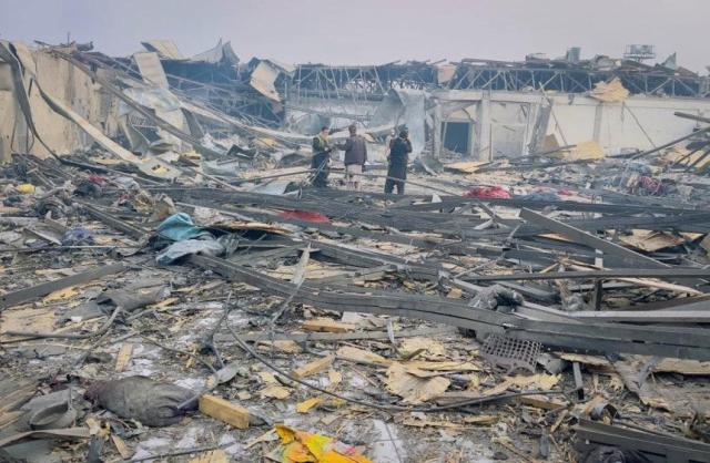 17일현지시간 아프가니스탄 카불에서 탈레반이 파키스탄 공습이라고 주장한 공격으로 파괴된 마약 중독자 재활 병원 현장에서 언론 관계자들이 취재하고 있다 사진로이터 연합뉴스