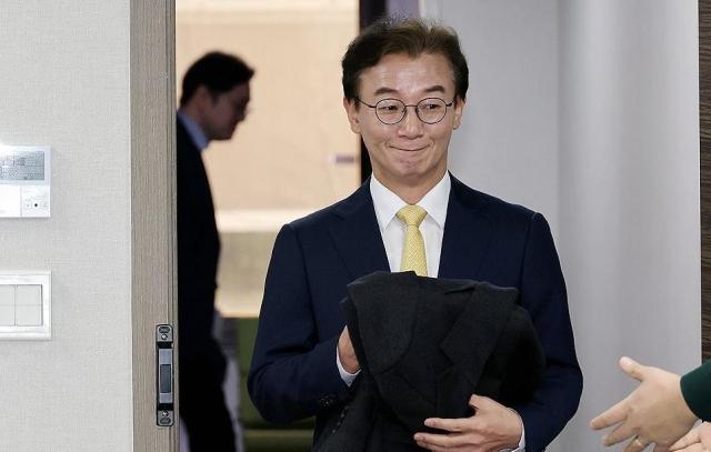 6·3 지방선거 부산시장에 도전하는 전재수 더불어민주당 의원이 17일 서울 영등포구 여의도 더불어민주당 중앙당사에서 열린 광역단체장 후보 면접에 입장하고 있다 사진연합뉴스