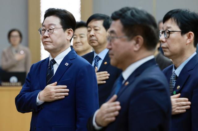  이재명 대통령이 17일 정부세종청사에서 열린 국무회의에서 국민의례를 하고 있다 사진연합뉴스