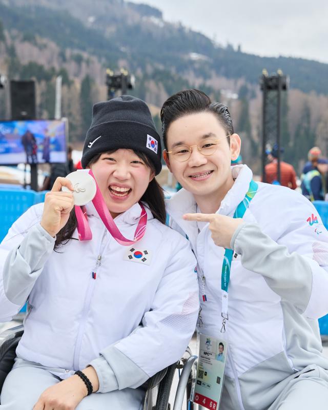 배동현 이사장오른쪽이 김윤지 선수왼쪽와 기념 사진을 촬영하고 있다