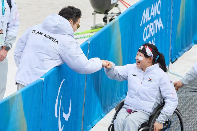 배동현 이사장왼쪽과 김윤지 선수가오른쪽 주먹을 맞대며 인사하고 있다
