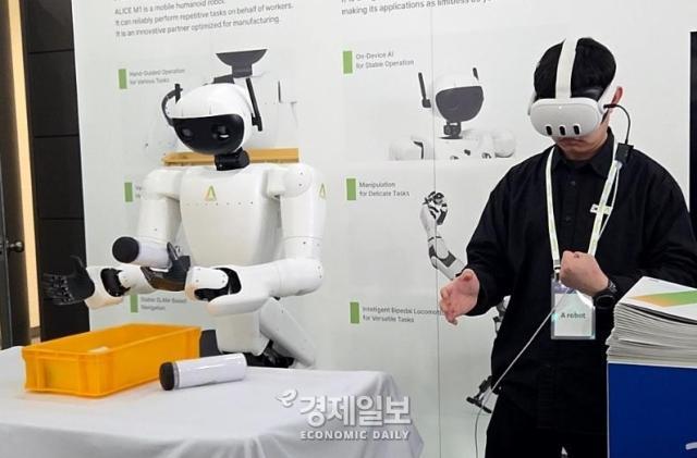 휴머노이드 전문 스타트업 에이로봇이 자사의 휴머노이드 로봇 ALICE-M1을 선보이고 있다 사진류청빛 기자
