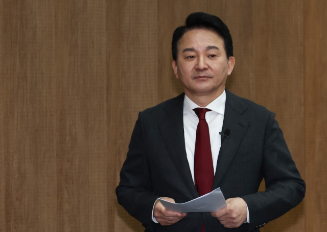 원희룡 전 국토교통부 장관이 지난해 2월 12일 서울 여의도 국회에서 윤석열 대통령 탄핵 심판 관련 헌법재판소 규탄 기자회견을 마친 후 퇴장하고 있다 사진연합뉴스