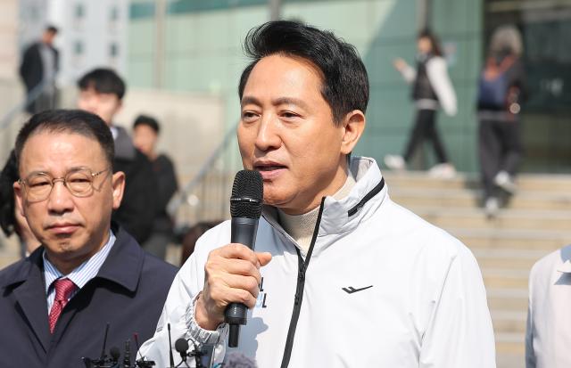 오세훈 서울시장이 17일 서울 영등포구 신길역세권 장기전세주택 건립현장 인근에서 주택 활성화 방안 발표를 마친 후 한강버스 관련 질문에 답하고 있다 사진연합뉴스