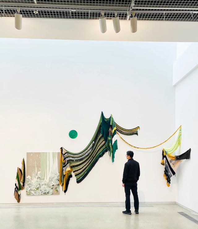 정진 틈_조우 작가의 뜨개 캔버스 위 오일과 아크릴 등 가변설치 2x3m 2025 사진한국화랑협회 