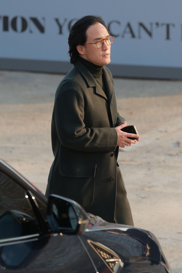 조현범 한국앤컴퍼니 회장이 6일 오후 스테판 윙켈만 람보르기니 회장과 면담하기 위해 서울 광진구 파이팩토리 스튜디오로 들어서고 있다 20250306사진유대길 기자 dbeorlf123ajunewscom