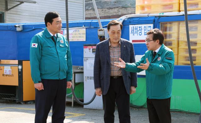전형식 정무부지사사진메오른쪽 금일 추진한 석유가격 안정화를 위한 주유소 합동 점검 장면사진충남도
