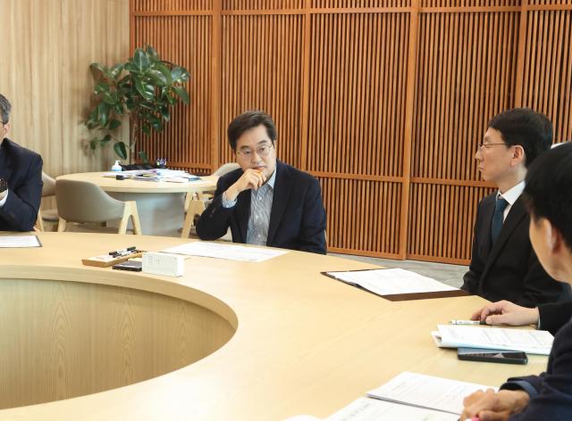 김동연 경기도지사는 17일 경기도청에서 김성중 행정1부지사와 주요 실국장들이 참석한 가운데 민생·에너지 추경을 위한 긴급 전략회의를 진행하고 있다 사진경기도